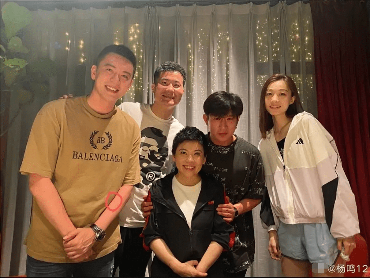 原创cba教练杨鸣被曝出轨衣饰行程多处雷同女方被扒后火速改名