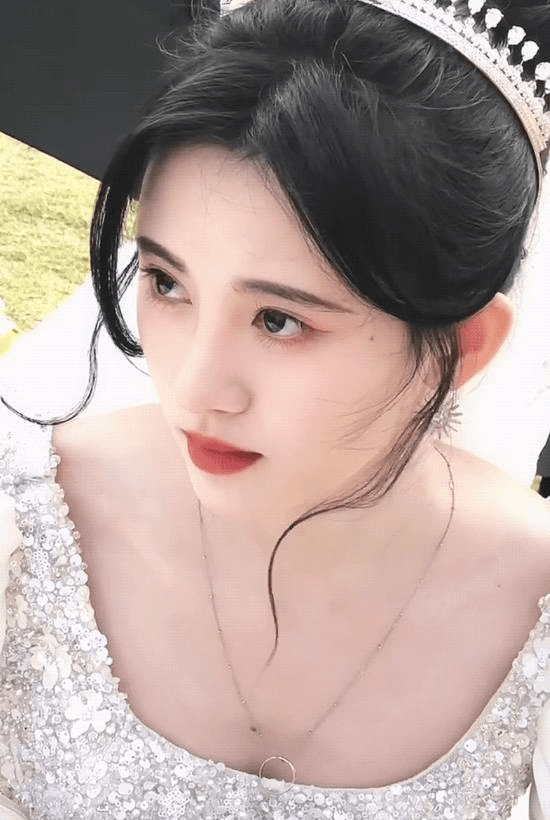 鞠婧祎婚纱造型公开,绝美形象完胜关晓彤,这才是"在逃公主"