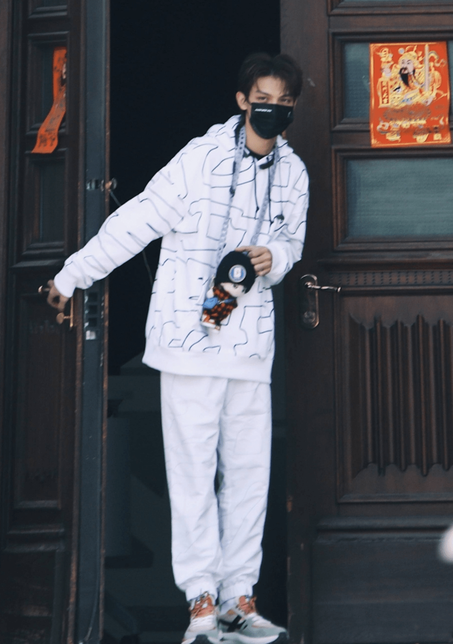 余景天练舞时突然晕倒,曾一天只睡半个小时,19岁的年纪就如此拼