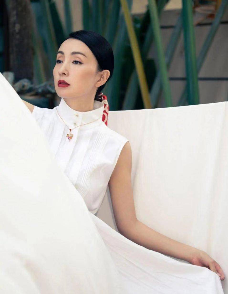 49岁小陶虹好会赶时髦用丝巾扎马尾穿印花裙展现风情美