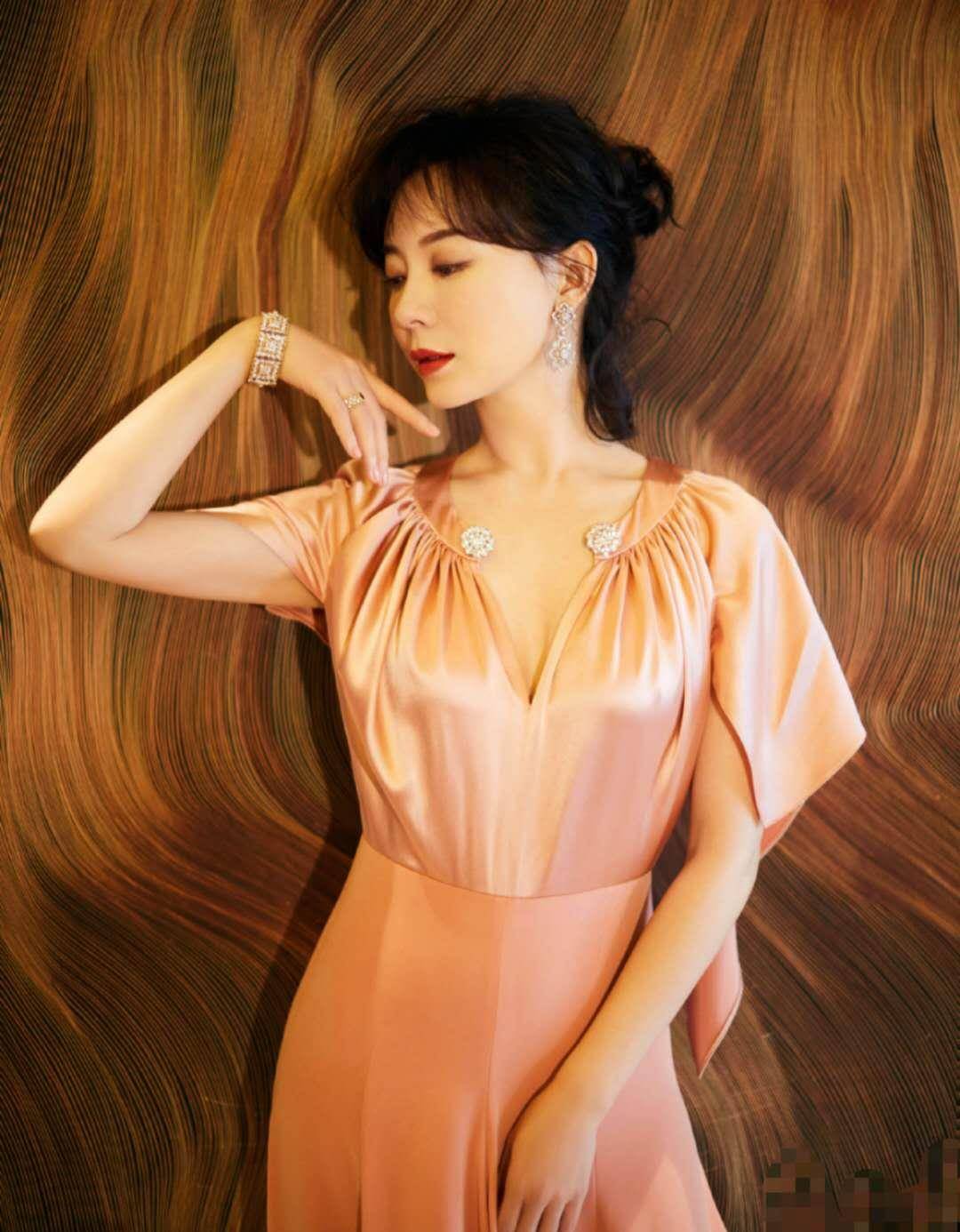 43岁陈数才是妖精穿粉色丝绸裙优雅高级不扮嫩也美成焦点