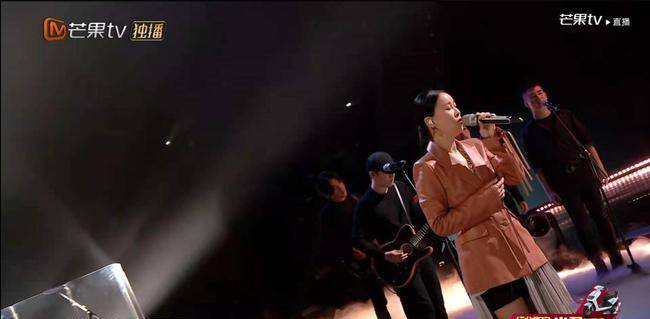 看完之后,给我的感觉是:那英这次的唱歌再也没有之前