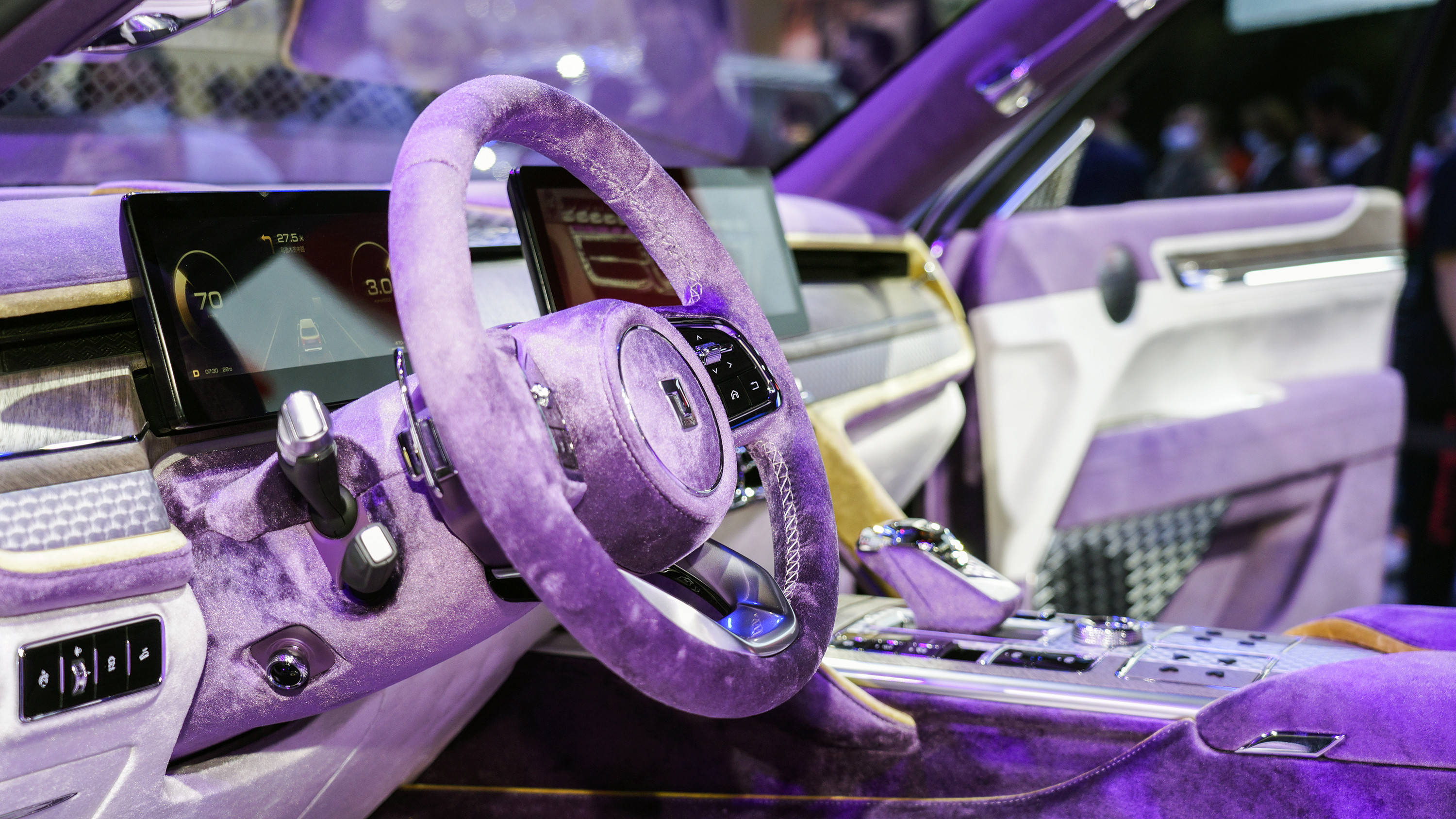 坦克800内饰最大的特点在于采用了紫色的天