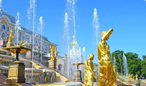 俄罗斯最美的皇宫，连户外雕塑都是镀金的，堪比“人间天堂”