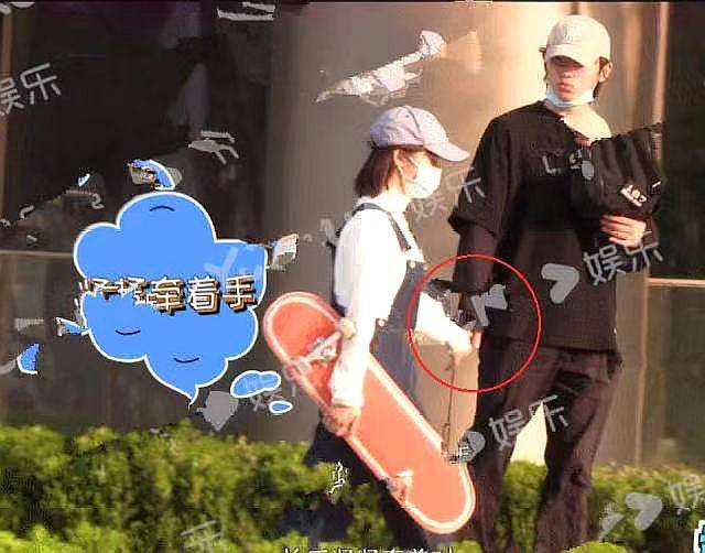 原创沈月跟陌生男子牵手同行搂腰牵手超甜这是恋爱了