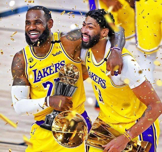 詹姆斯伤势无大碍 c17d57bb237d4afc801b0335aa54469a.jpeg