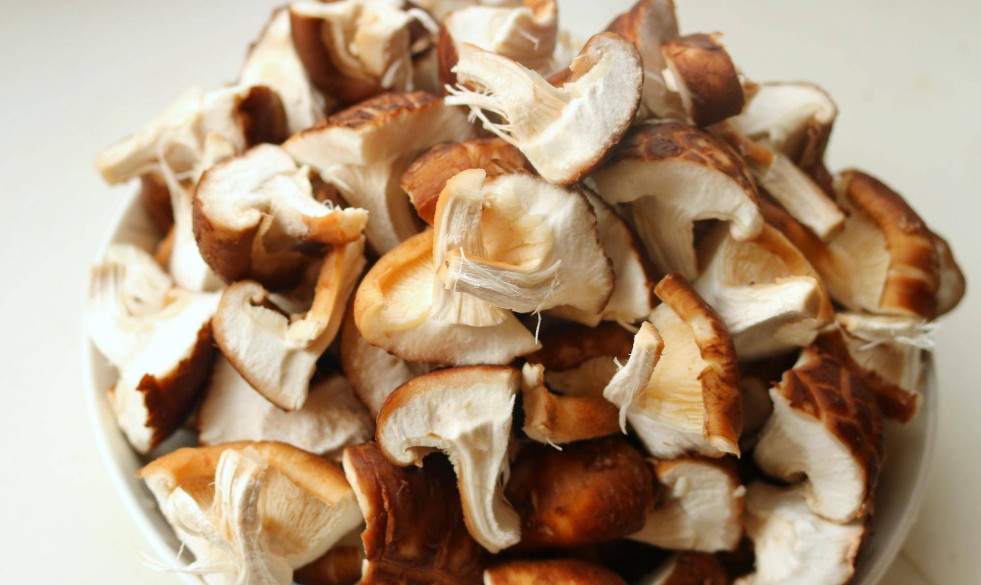 回家过周末老妈做了一道香菇菜发到朋友圈馋了一群人