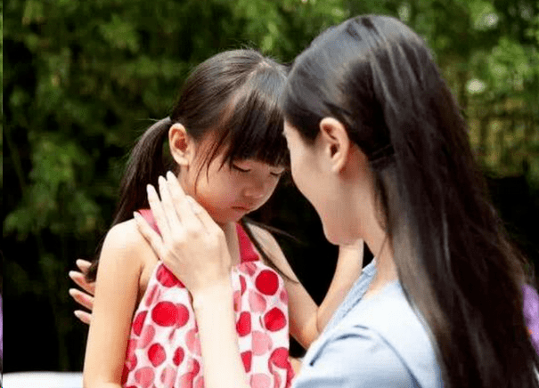 90后妈妈接儿子放学穿着大胆被小学生嘲笑又穿内衣接送了