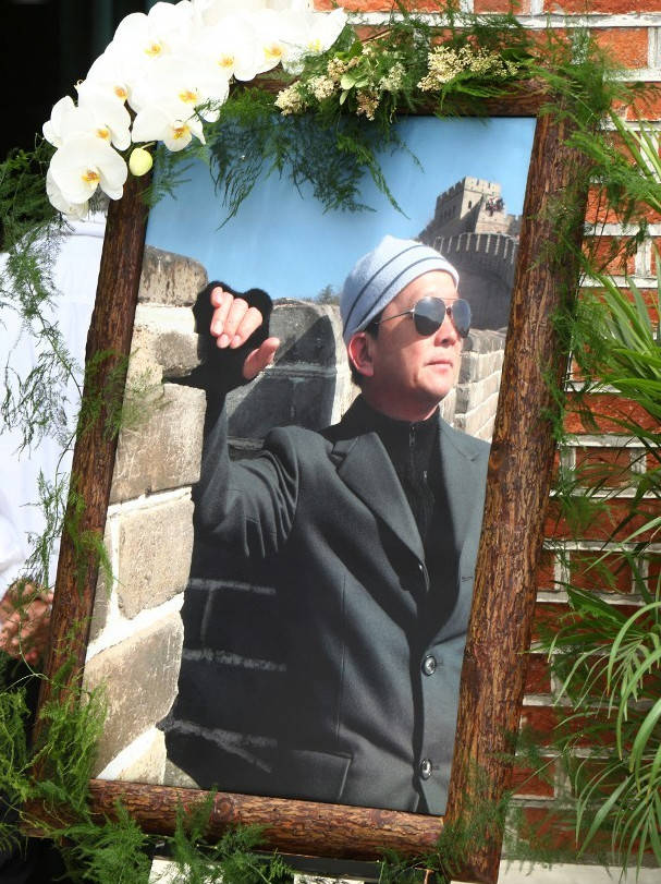 廖启智追悼会众星送别,王祖蓝携诗歌班现身,遗孀坚强面对丧夫痛