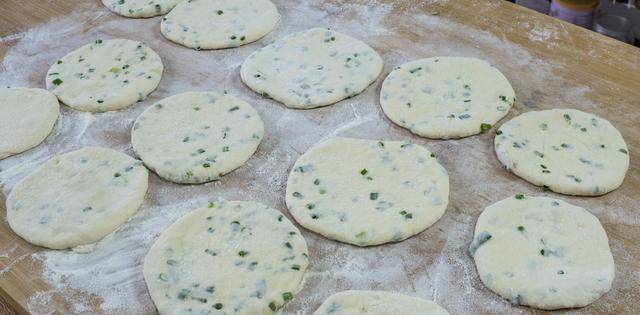 平底锅烙发面饼放油吗 e86ad04e805c4479bdff098a42329c4c.jpeg