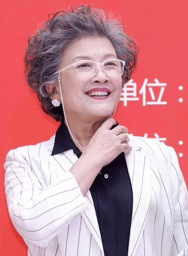 宋春丽69岁满头白发西装革履戴着老花镜气质仍然很高雅