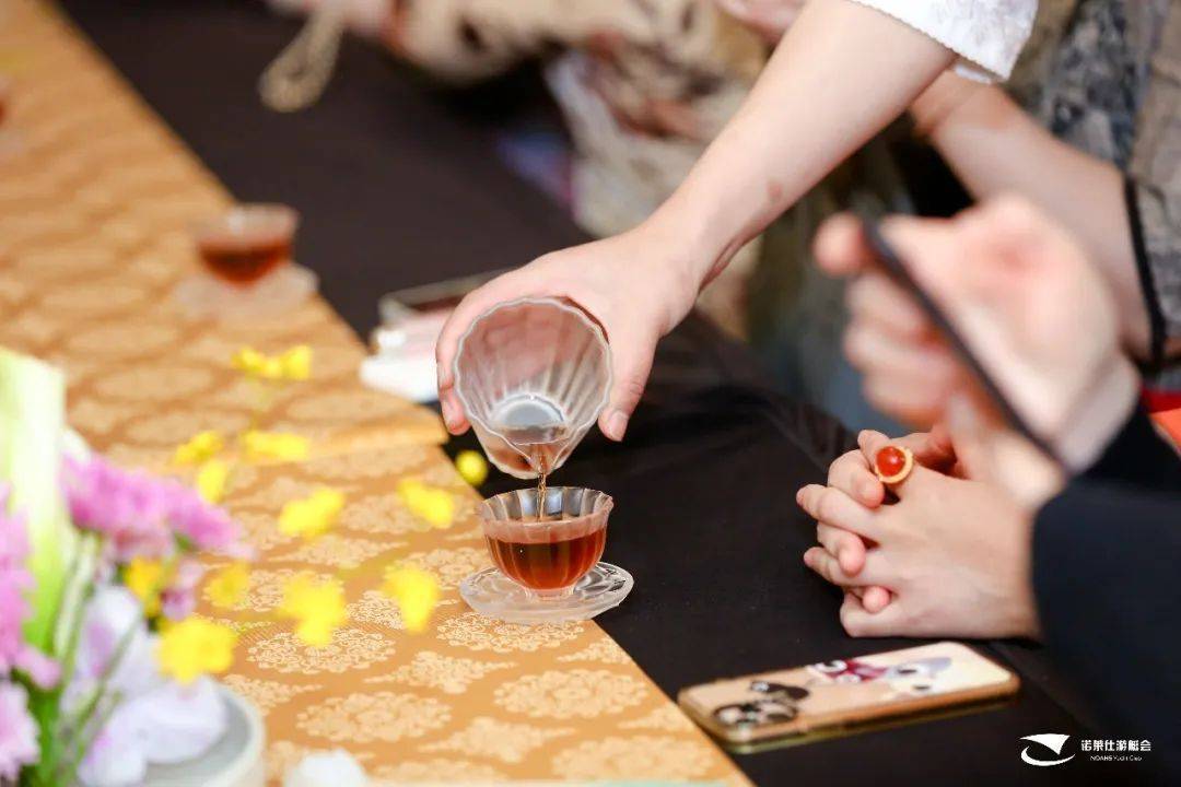 茶活动黑茶与旗袍相遇金色年华主题茶会在沪举办