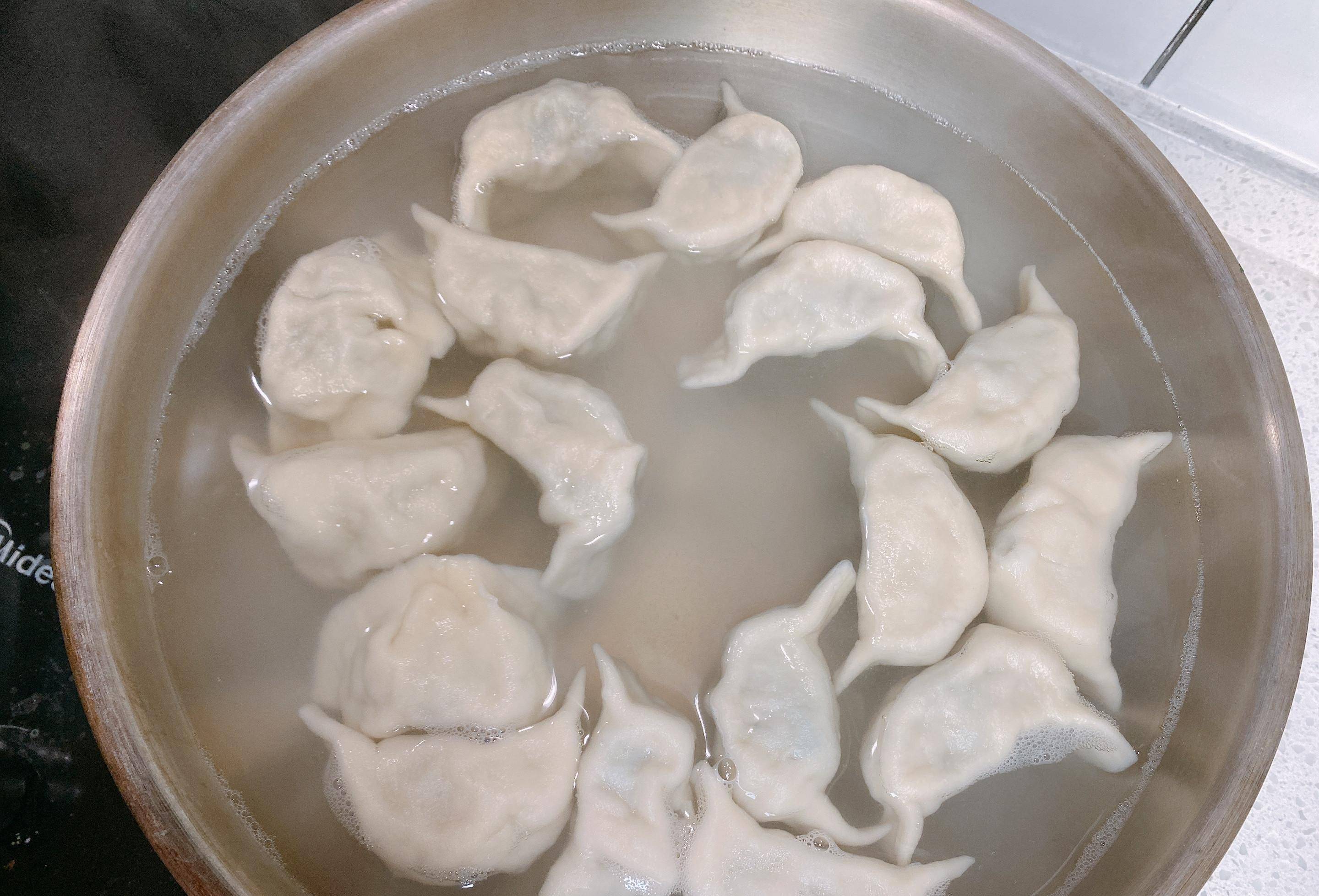 16,荠菜馅饺子出锅装盘,蘸点辣椒,饺子饱满又多汁,连吃2大盆都不够