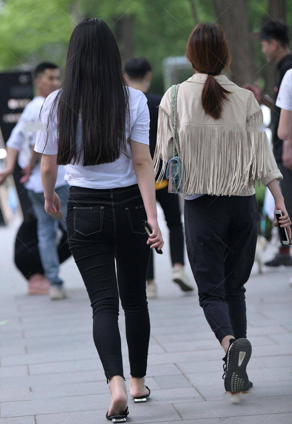 白色t恤,黑色牛仔裤,简单的黑白配,却穿出了十足的女人味儿