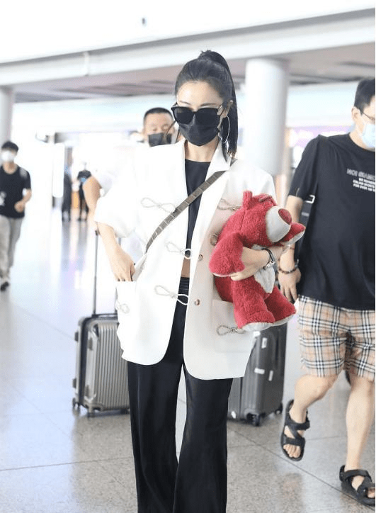 薇娅不愧是女团出来的,身材保持得真好,穿露脐装秀出玲珑身段