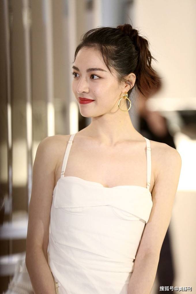 钟楚曦穿白色吊带裙亮相,大秀直角肩和美背,清凉性感生图超能打_身材