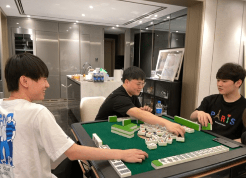 才行|RNG夺冠后，UZI只请了小明一人聚会，还把阿水喊来作陪打麻将