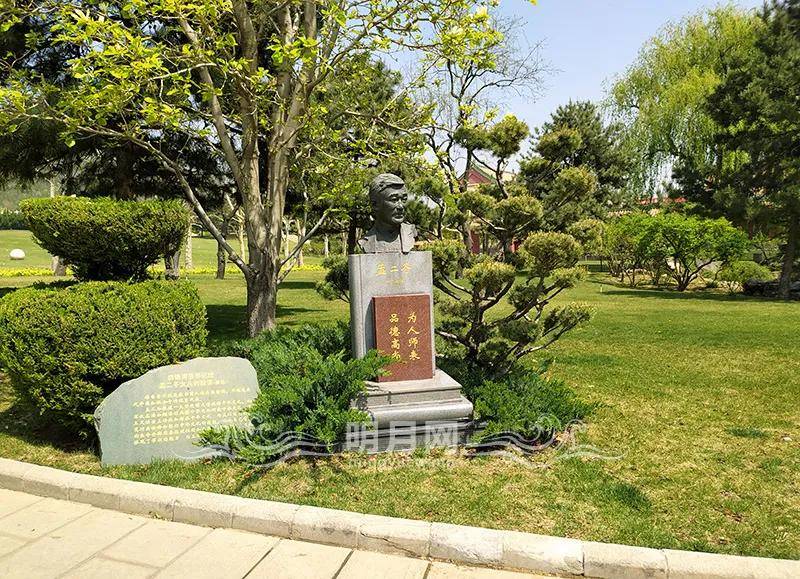 明月网:天寿陵园名人墓地-名人走廊