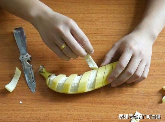 如何正确的剥香蕉 0893b65cb33341198aeba1084d949584.jpeg