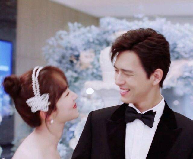 赵丽颖李现杨紫同台获奖童颜夫妇甜蜜对视赵丽颖却成了电灯泡