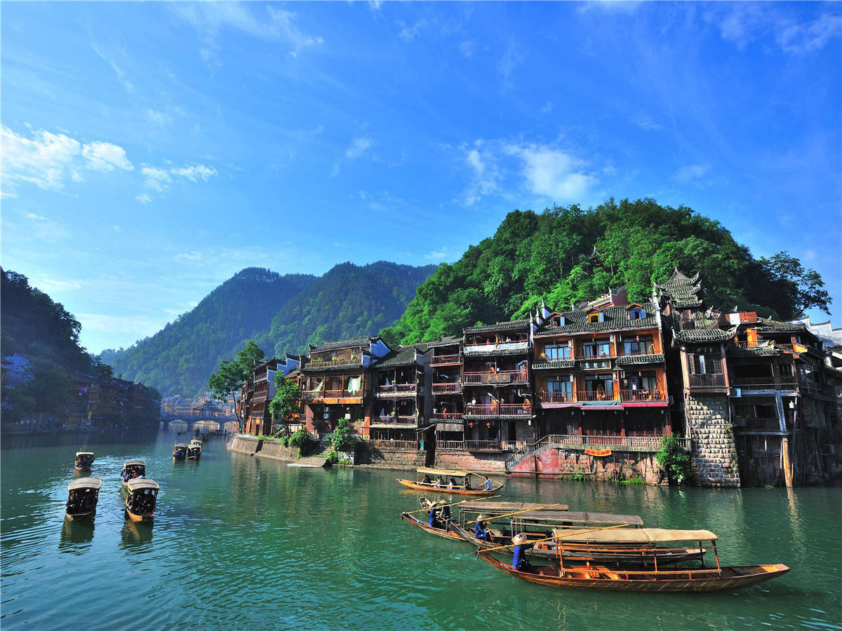 中国最美古城，曾是电影《边城》的取景地，依山傍水，如诗如画