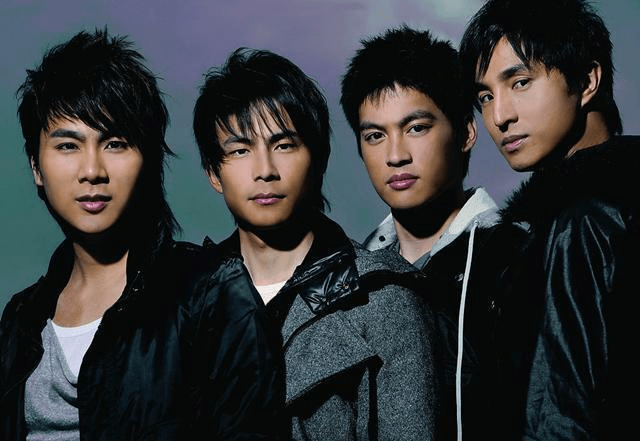 在90年代,5566组合风靡亚洲,大街小巷都放着《我难过》,这是5566与