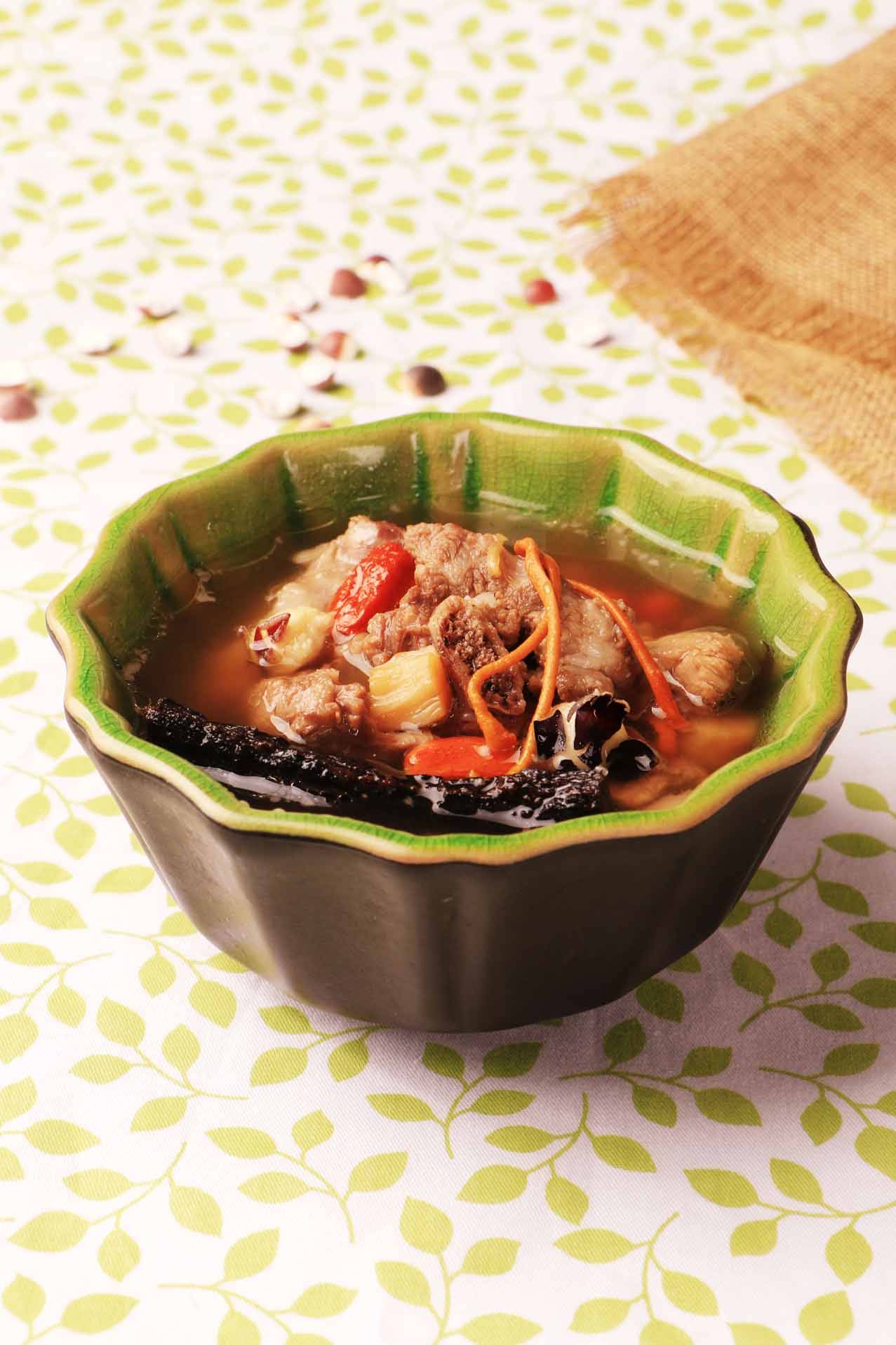 虫草花排骨汤尤其适合气血不足,阳虚体质者. 温馨提示: 湿热痰滞内蕴