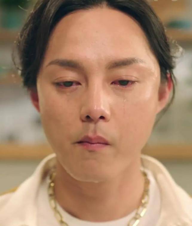 尹正吃肉吃哭了直言很久没吃过人类吃的饭了