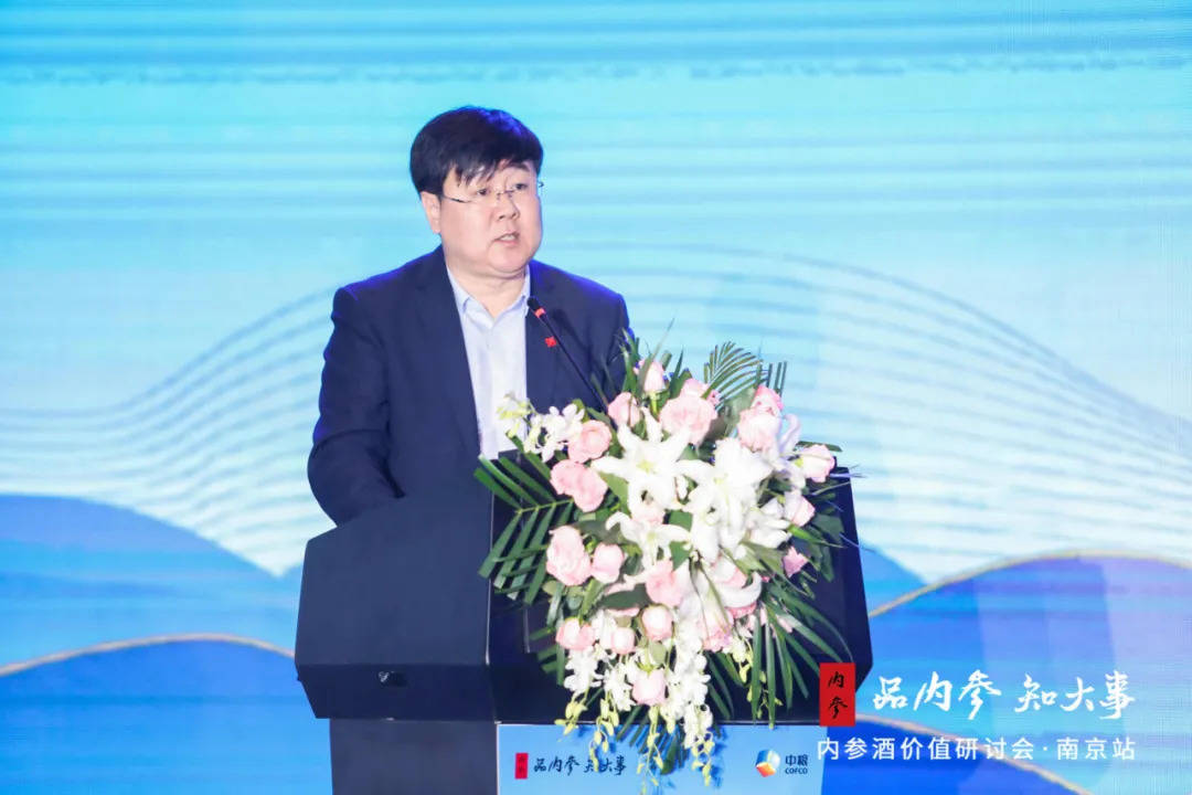 学会名誉会长李肇星,中国收藏家协会烟酒茶艺收藏委员会副会长张继斌