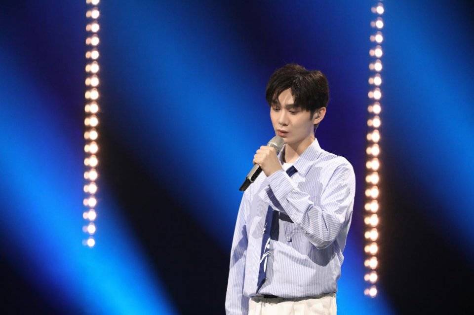 《谁是宝藏歌手》今晚8:10首播,无名歌手震撼开唱