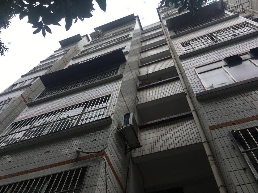 这套房子虽然是步梯楼,而且在7楼,但是起拍价也要90万元,评估价也达到