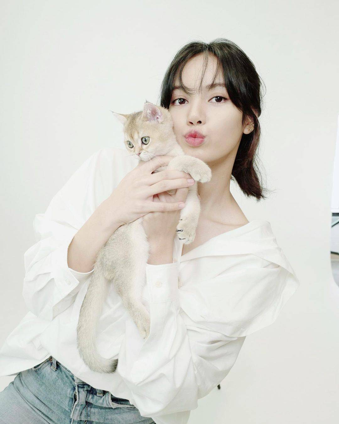 作为black pink这一个韩国顶尖女团中的泰国籍成员lisa这两年无论在