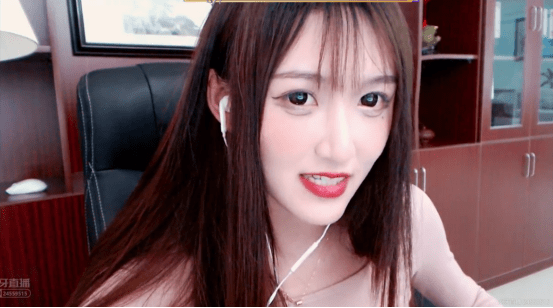 虽然电气鼠的技术不太好,但是主播最主要的还是靠嘴聊天.