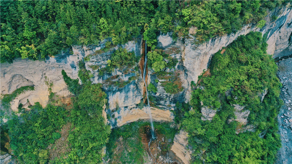 重庆南川金佛山南坡有着优质的自然岩壁资源, 开发的180米的悬崖
