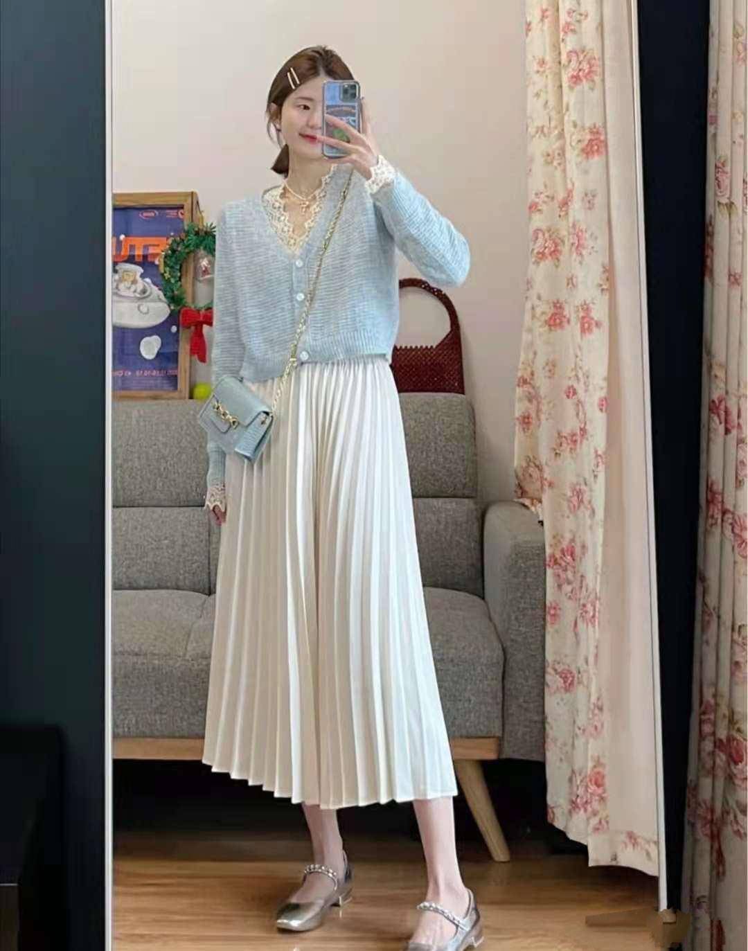 金丝百褶裙怎么搭衣服_白色百褶裙搭什么衣服