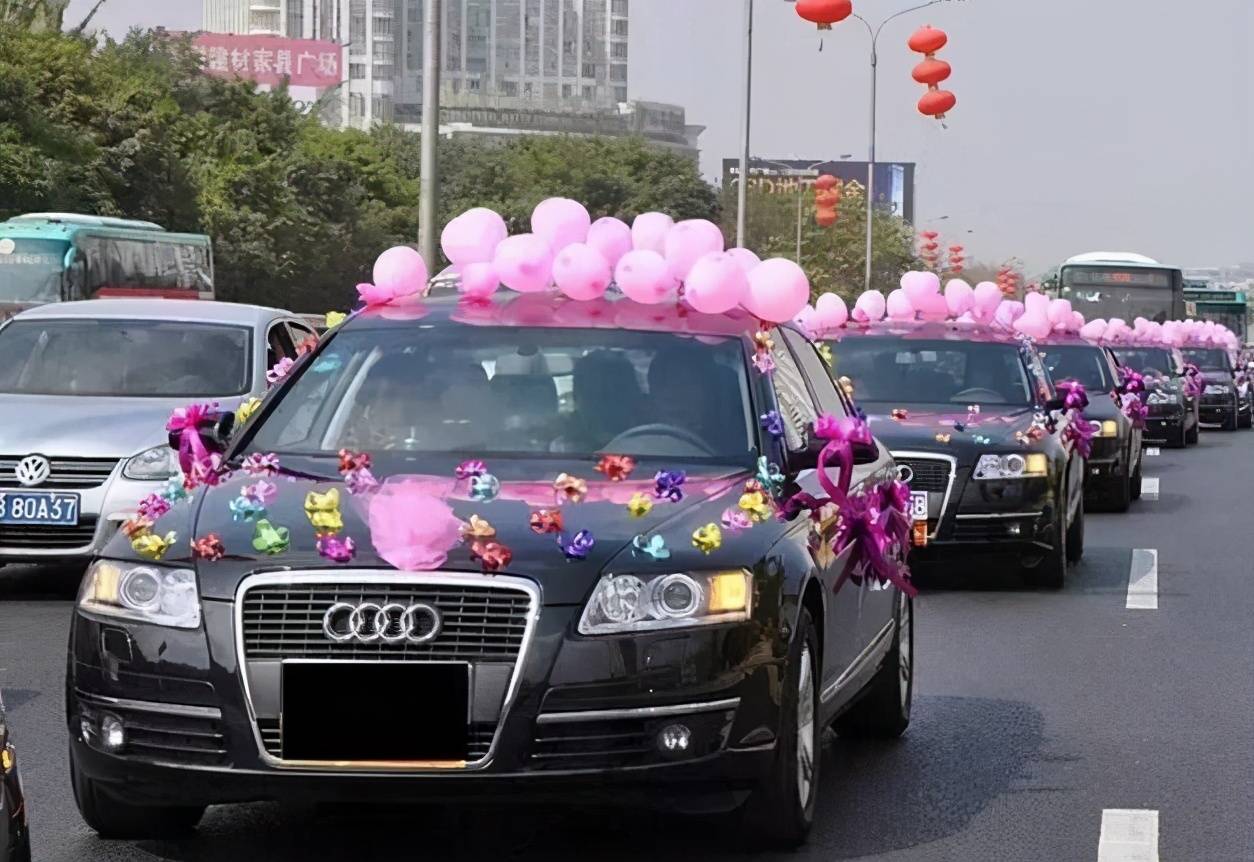 男子结婚租12辆奥迪婚车撑场面,前女友拉横幅"搞事",这招太损