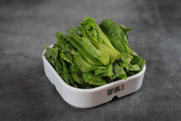 确定新鲜蔬菜的直接供应,在冒集老成都火锅冒菜的每一片新鲜蔬菜上