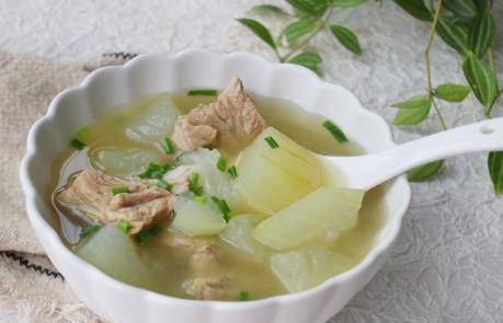 莲藕排骨汤怎么做又鲜又嫩 0c286b399f014586aa17bf5ef8ca42d7.jpeg