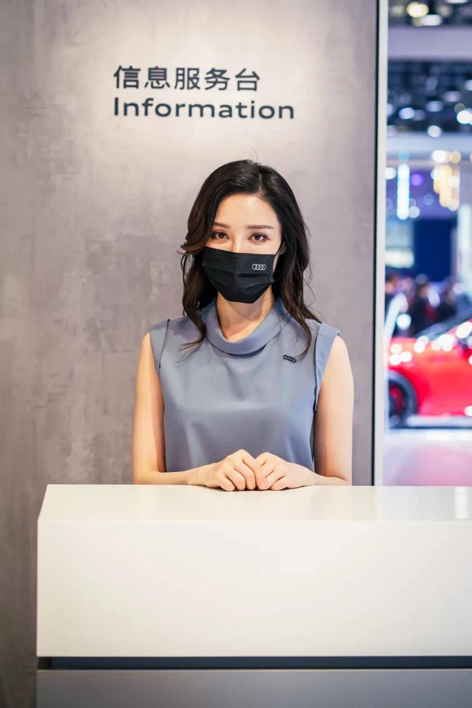 点击进入看图评论 图赏:上海车展上的车模小姐姐们(图31)