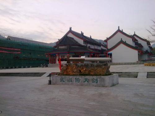 世界4大 镇山神剑 其中3把来自我国 至今无人拔出 丰城 世界4大 镇山神剑 其中3把来自我国 至今无人拔出 丰城