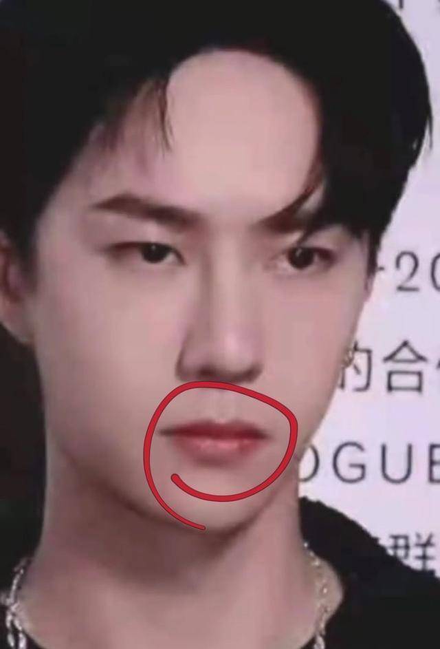 原创王一博19号出席香奈儿活动:穿低领毛衣,嘴巴却疑似"咬破"