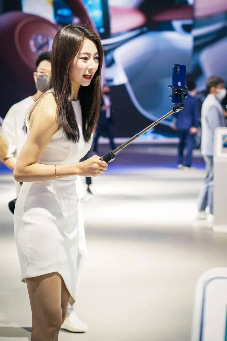 点击进入看图评论 图赏:上海车展上的车模小姐姐们(图33)