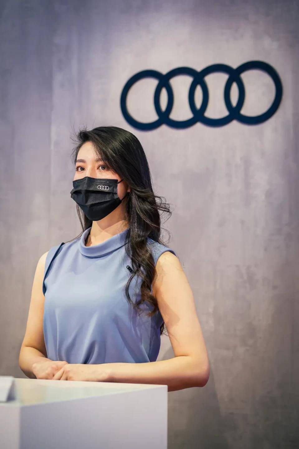 点击进入看图评论 图赏:上海车展上的车模小姐姐们(图3)