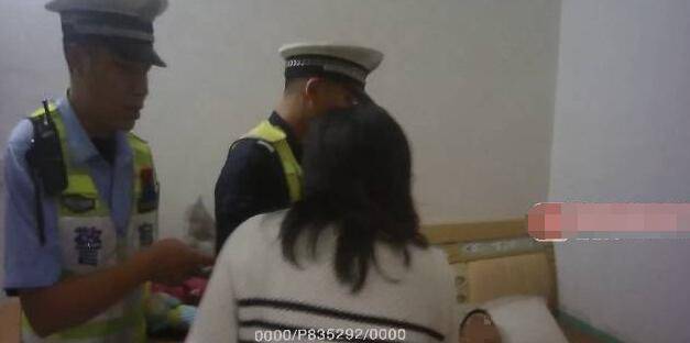 男女在床上脱内衣内裤_美女在家里脱内衣内裤