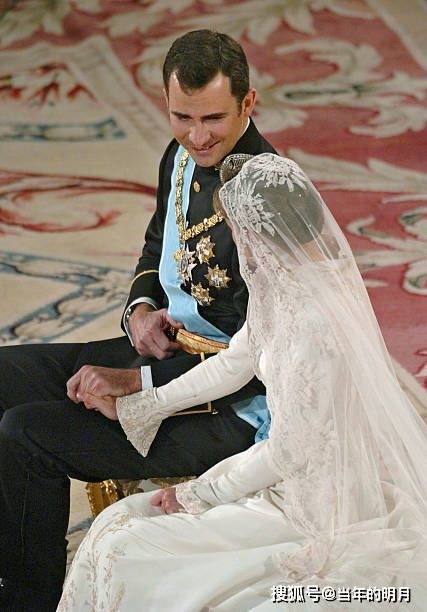 来看看莱蒂齐亚17年前的大婚婚纱图案富有深意两人牵手热聊