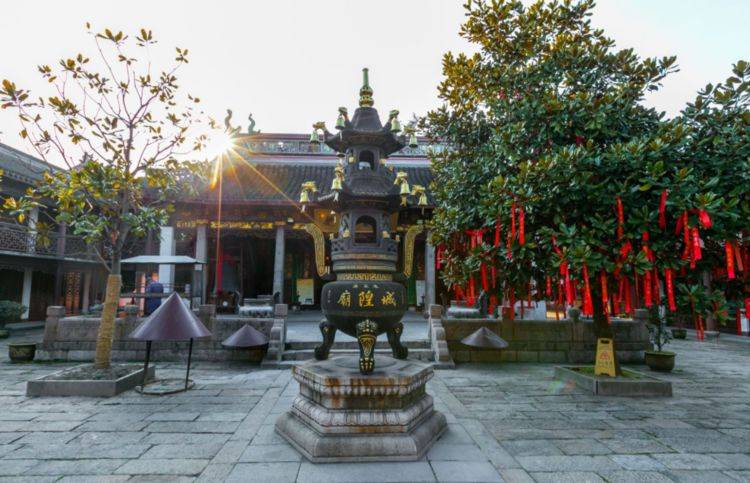 朱家角韵味深厚,古迹众多,沿着河道分布着大清邮局,王昶纪念馆,城隍庙