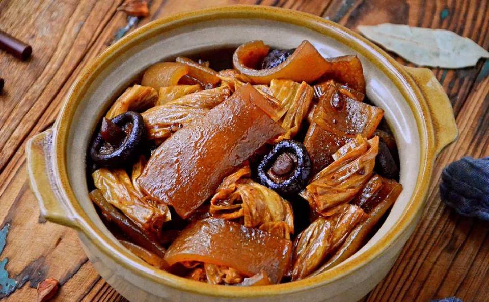 肥而不腻,鲜香多汁,口感劲道的肉皮炖腐竹,怎么可以这么好吃!