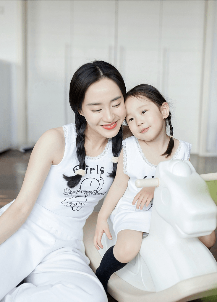 王智和3岁女儿穿亲子装扎同款小麻花辫温馨又幸福