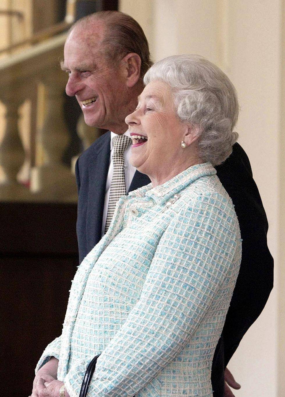 黑发相守到白发盘点英女王与亲王有爱瞬间深情对望眼神满是爱