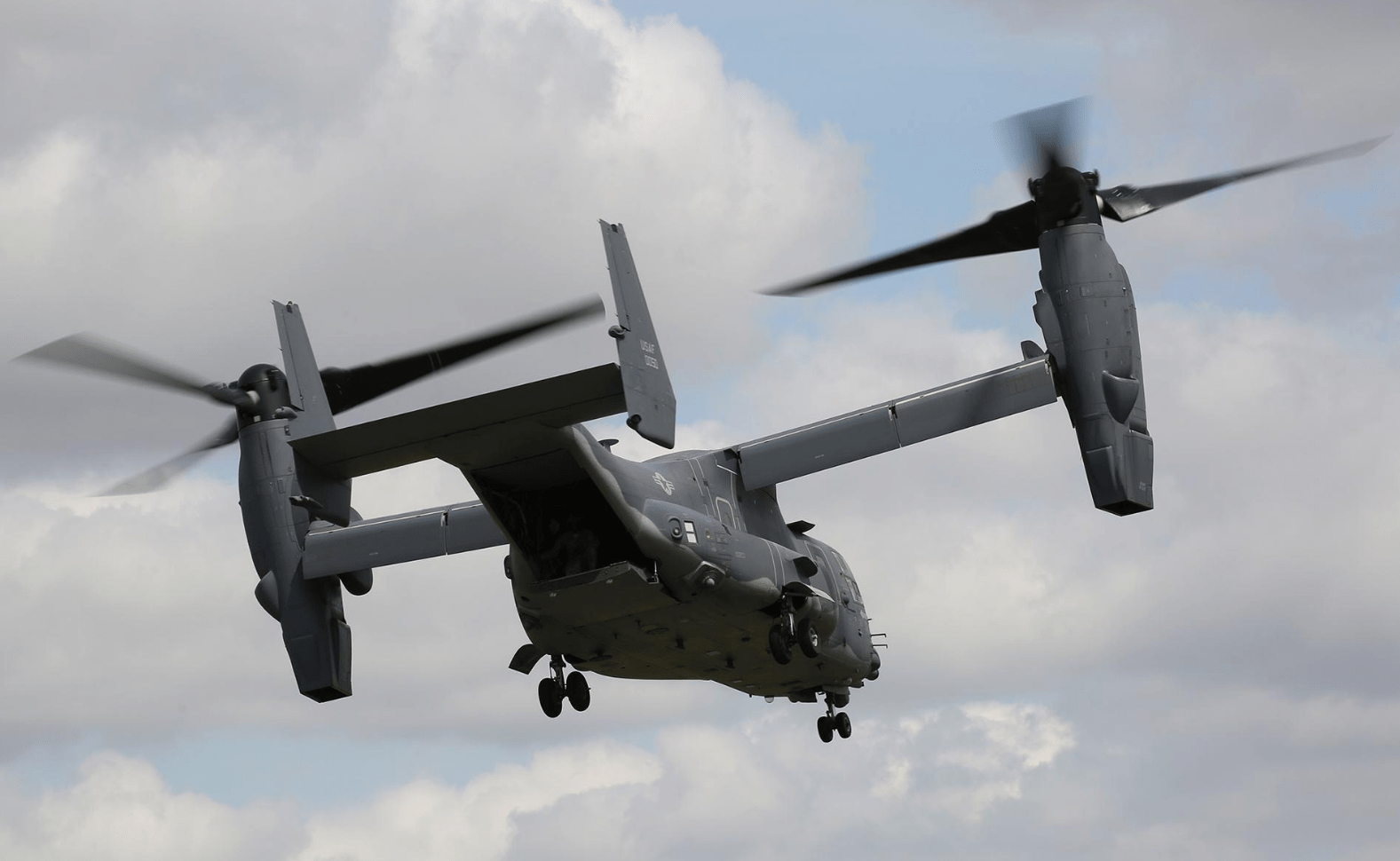 原创美军机刚一起飞医院停机坪就被掀翻曾在变形金刚3中大放异彩